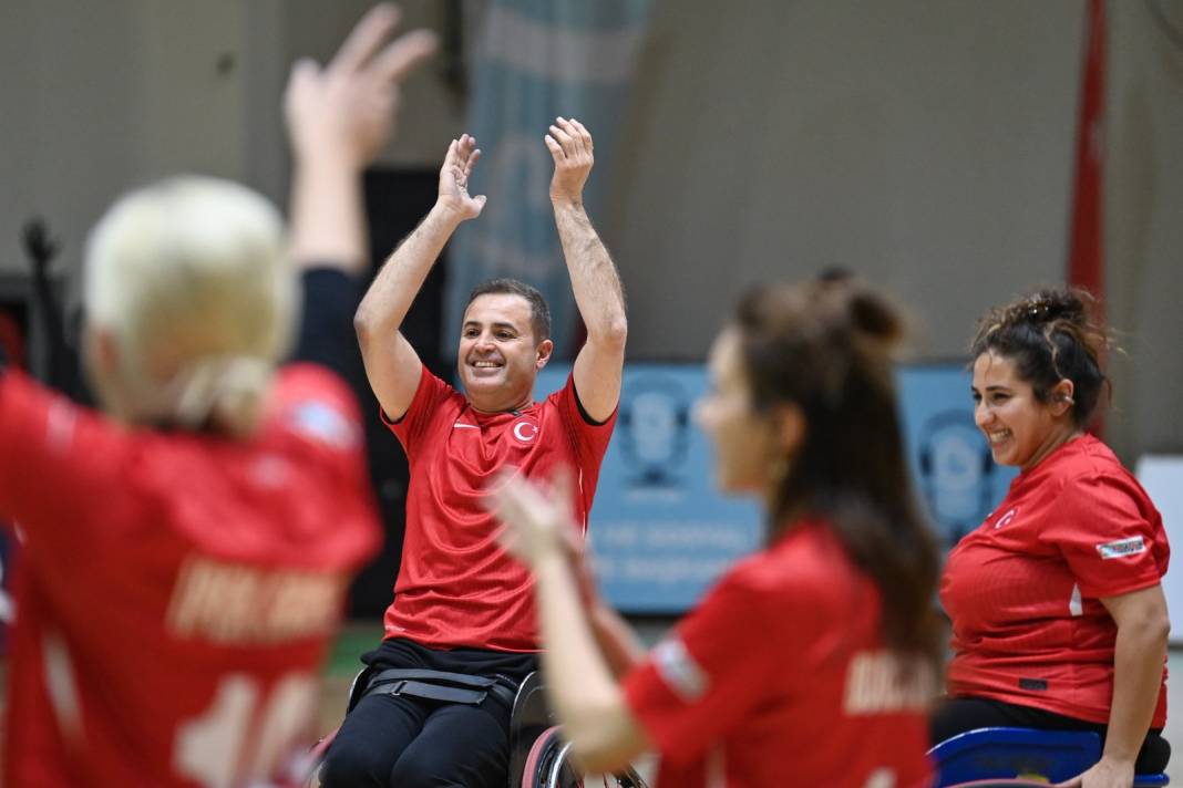 Ünlüler ve tekerlekli sandalye basketbolcuları, Dünya Engelliler Günü’nde dostluk maçında buluştu 1